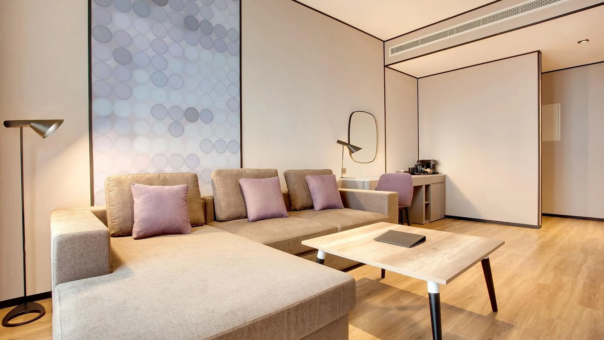 Lemon Tree Hotel, Jumeirah Dubai Hotel